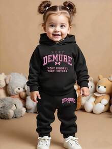 SHEIN Playful Pals Set de 2 piezas de sudadera con capucha y pantalón de chándal con estampado de letras negro casual para niñas pequeñas, conjunto deportivo para niñas pequeñas, ropa deportiva para niños pequeños, conjunto de sudadera con capucha negra para niños pequeños, conjunto de sudadera con capucha y pantalón de chándal para bebés, conjunto de otoño/invierno para niñas pequeñas