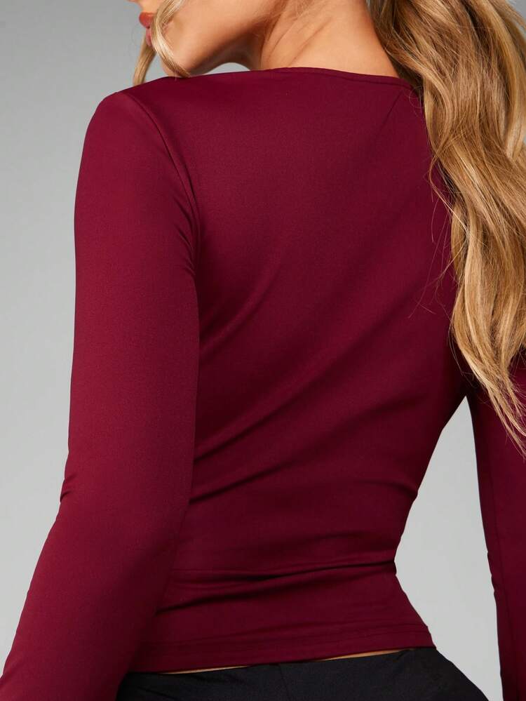 MISSGUIDED Stylish Plunging Neck Crop Top With Gold Metal Accent Evening Party Club Holiday Night Out Glamour Chic Long Sleeve Form Fitting Winter Fashion Statement