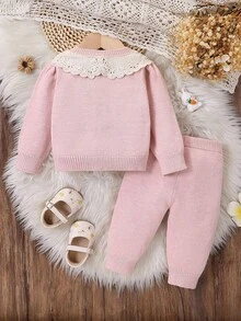 SHEIN Vintaside Kids 小女孩粉色花卉钩针装饰开衫毛衣和裤子两件套，柔软舒适，适合春秋季节场合：休闲、户外、旅行、度假、居家、日托、娱乐 - 淺粉色 - 查看 3