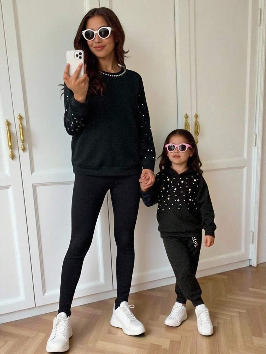 SHEIN 2 件套女式黑色套装，黑色串珠运动衫，带串珠领和袖子，黑色修身裤，时尚舒适的休闲母女装 - 黑色 - 查看 1