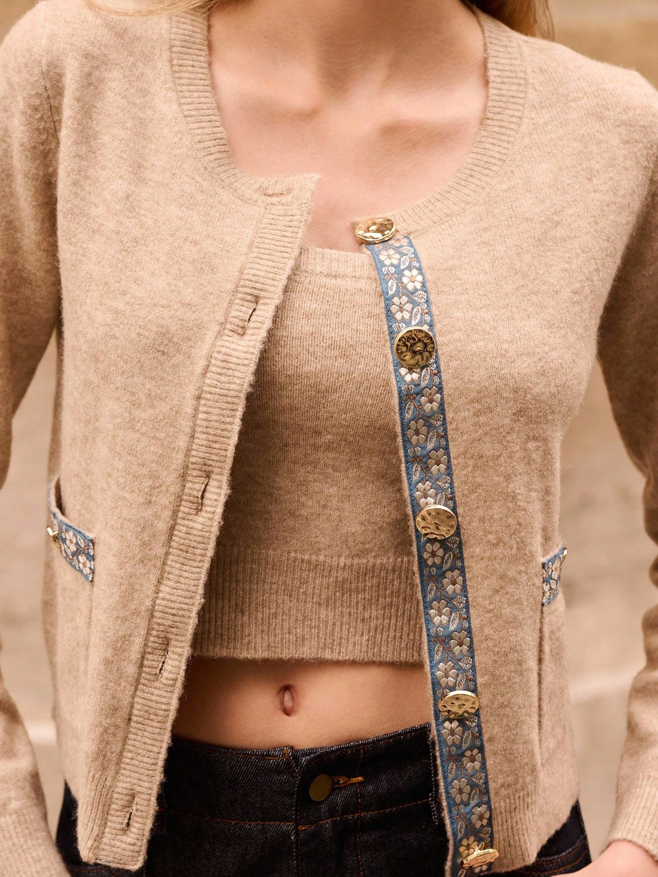 Cardigan de Tricô com Acabamento Estampado Floral e Botões Metálicos, Roupas Femininas de Outono, Conjuntos de Outono, Roupas Femininas de Outono e Inverno