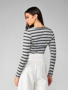 MISSGUIDED Top corto a rayas gris con cierre delantero de botones, inspirado en el estilo Y2K, clásico retro de manga larga para uso diario casual, estilo acanalado, diseño contemporáneo de dos tonos con cuello - Multicolor - Ver 2