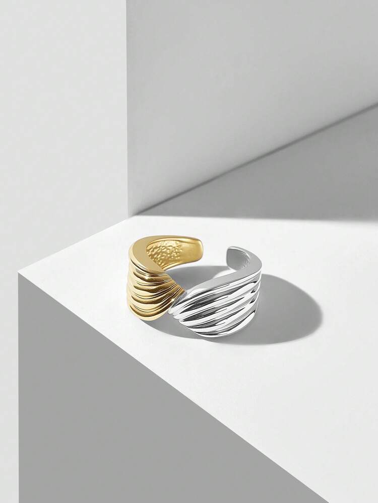 Anillo abierto cruzado retorcido enchapado en oro de 18K