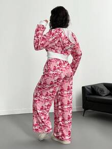 Sparklyn Y2K 街头服饰少女酷女孩短款连帽拉链外套 + 迷彩拼布宽松阔腿运动裤套装 - 粉色 - 查看 2