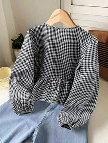 SHEIN Áo sơ mi nữ tuổi teen kiểu dáng tối giản, thoải mái, cổ tròn, tay dài, có nơ, chất liệu vải dệt họa tiết, thích hợp cho mùa tựu trường, mùa đông thu, các lễ hội, Halloween, Giáng sinh, Năm mới, quà tặng Giáng sinh. Tuyệt vời cho mặc thường ngày và đi học vào mùa thu đông. Áo thoải mái dễ mặc, phong cách ấm áp mùa thu đông, phù hợp cho mặc hàng ngày mùa thu/đông, phong cách đường phố, mặc ở nhà. Áo sơ mi nữ tay dài có nơ, họa tiết kẻ caro. - Đen và trắng - Xem 2