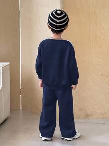 SHEIN 2 件套年轻男童休闲宽松圆领运动衫和运动裤套装，适合返校、生日、迎婴派对、节日派对、秋冬季 - 藏蓝色 - 查看 2