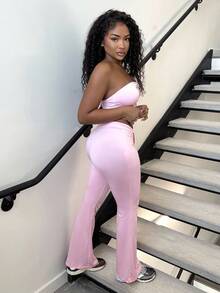 Alexandranx Nouveau ensemble 2 pièces printemps/été 2025 : Top court tube sans manches avec imprimé lettres anglaises rétro et fruits cerises rose, et pantalon moulant évasé taille élastique avec liens à nouer cerise. Style bohème, décontracté, sexy et doux pour festivals de musique, plage et vacances. - Rose bonbon - Voir 4