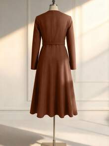 GlowEve 女士优雅通勤巧克力棕色方领褶饰金属扣腰带修身 A 字型鱼尾连衣裙 - 巧克力棕 - 查看 2