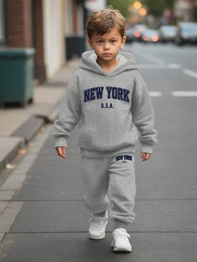 SHEIN 2 件套美国纽约年轻男孩宽松休闲简约连帽运动衫，适合秋冬季