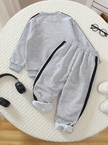 SHEIN Genkimix Kids 2 件套男童套装，休闲百搭拼接黑色条纹插肩袖灰色套头衫和运动裤组合，小男孩服装/幼儿男孩秋季服装 - 灰色 - 查看 2