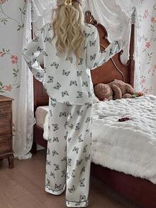 SHEIN طقم بيجامة من السروال والبلوزة ذات الأكمام الطويلة والطبعة الحريرية الزائفة على شكل فراشات، بيجامة غربية مناسبة للخريف والشتاء