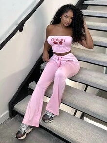 Alexandranx Nouveau ensemble 2 pièces printemps/été 2025 : Top court tube sans manches avec imprimé lettres anglaises rétro et fruits cerises rose, et pantalon moulant évasé taille élastique avec liens à nouer cerise. Style bohème, décontracté, sexy et doux pour festivals de musique, plage et vacances. - Rose bonbon - Voir 1