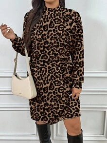 SHEIN Frenchy فستان طويل كاجوال مناسب للخريف والشتاء بياقة عالية وطبعة نمر مناسب للمقاسات الكبيرة، مناسب للارتداء اليومي - بني - مشاهدة 1
