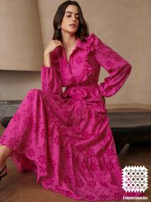 Aveloria Rosie 精致穿孔花卉刺绣衣领，荷叶边饰边，正面纽扣开合，腰带，分层荷叶边下摆长袖连衣裙 - 玫紅色 - 查看 1