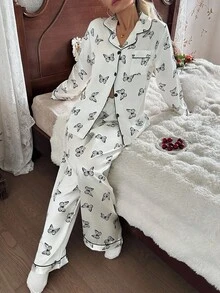 SHEIN طقم بيجامة من السروال والبلوزة ذات الأكمام الطويلة والطبعة الحريرية الزائفة على شكل فراشات، بيجامة غربية مناسبة للخريف والشتاء