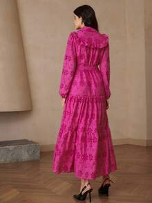 Aveloria Rosie 精致穿孔花卉刺绣衣领，荷叶边饰边，正面纽扣开合，腰带，分层荷叶边下摆长袖连衣裙 - 玫紅色 - 查看 2