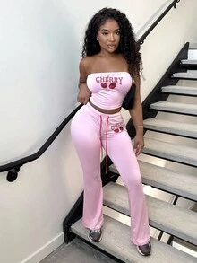 Alexandranx Nouveau ensemble 2 pièces printemps/été 2025 : Top court tube sans manches avec imprimé lettres anglaises rétro et fruits cerises rose, et pantalon moulant évasé taille élastique avec liens à nouer cerise. Style bohème, décontracté, sexy et doux pour festivals de musique, plage et vacances. - Rose bonbon - Voir 6