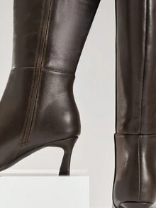 SHUZIA 适合走秀的女士 2.25 英寸斜小猫跟和尖头 Pu 巧克力色光滑及膝靴 - 设计师风格的优雅设计，为任何服装增添精致、别致的气息。 - 巧克力棕 - 查看 4