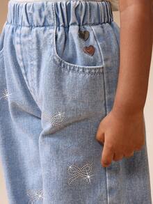 SUMWON Pantalones vaqueros de pierna ancha para niñas con detalles brillantes de estrellas, detalles de mariposa con rhinestones, ajuste relajado de talle alto para otoño e invierno - Lavado ligero - Ver 2