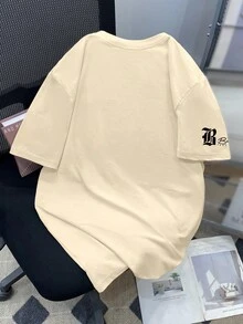 Manfinity Roughcore 大码男士休闲卡其色圆领T恤，采用简约设计，印有优雅的黑色墨水手写字体。面料柔软，营造出休闲时尚的日常穿着氛围。整体设计简约现代，注重极简主义和功能性。这件T恤不仅是一款时尚的休闲单品，也是送给男朋友或老公的绝佳礼物。这款时尚圆领T恤适合年轻和成熟的休闲男士朋友以及情侣。