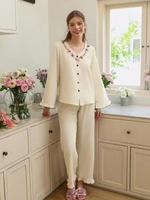 Snug Reverie 女士荷叶边长袖上衣和裤子睡衣套装，饰有花卉图案，适合浪漫假期、春秋季、秋冬季穿着，纽扣式睡衣套装 - 米色 - 查看 6