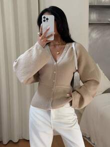 Siren Gaze 女士纯色纽扣修身针织开衫，休闲日常穿着，适合秋冬季节、新年等季节，是女士冬季毛衣的理想之选。 - 杏色 - 查看 3