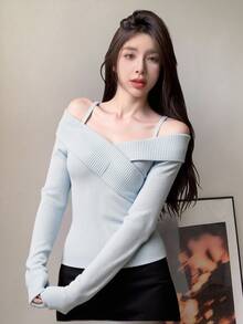 DAZY 女士秋冬休闲不对称扭纹针织上衣，高领露肩设计 - 淺藍色 - 查看 3