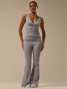 MUSERA ESSENTIALS 深V领粗肩带修身吊带背心，优雅基础款，性感迷人，适合度假、夏季和春季穿着。 - 灰色 - 查看 5