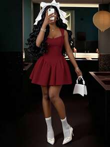 عنابي اللون