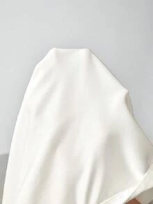 Maija 纯色缎纹斜纹面料落肩长袖单排扣口袋宽松长袖衬衫，简约时尚，适合都市商务休闲、海岛度假、办公室优雅穿着，也可作为圣帕特里克节、复活节派对、海滩度假、夏季外出、毕业典礼等场合的休闲女式衬衫。 - 米色 - 查看 7