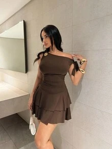 Shopreo 女士纯色金属花朵装饰不对称领口迷你连衣裙 - 咖啡 - 查看 3