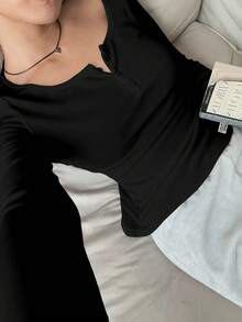 SHEIN EZwear 女士休闲日常简约黑色领扣合身下摆刺绣徽标圆领长袖 T 恤，舒适百搭，适合秋冬季 - 黑色 - 查看 4