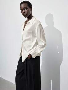 Maija 纯色缎纹斜纹面料落肩长袖单排扣口袋宽松长袖衬衫，简约时尚，适合都市商务休闲、海岛度假、办公室优雅穿着，也可作为圣帕特里克节、复活节派对、海滩度假、夏季外出、毕业典礼等场合的休闲女式衬衫。 - 米色 - 查看 5