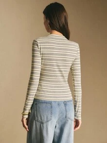 Poéselle Áo thun dài tay kẻ sọc đơn hàng khuy đơn giản dành cho nữ - Xám - Xem 2