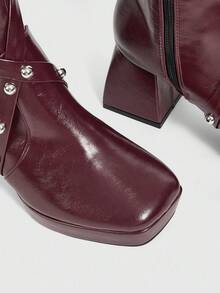 Daringsoles 女款秋冬新款鉚釘交叉綁帶時尚酒紅色靴子，方頭粗跟派對街頭中筒靴 - 酒紅色 - 查看 8