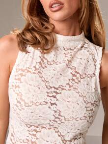 AiiRZ Bộ đồ hai mảnh ren gồm áo cổ yếm không tay và quần ống loe, thích hợp cho các buổi tiệc tối trang trọng, đám cưới hoặc các dịp đặc biệt khác, với chất liệu hơi xuyên thấu. - trắng - Xem 4