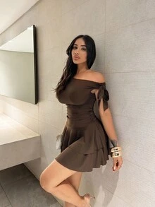 Shopreo 女士纯色金属花朵装饰不对称领口迷你连衣裙 - 咖啡 - 查看 5