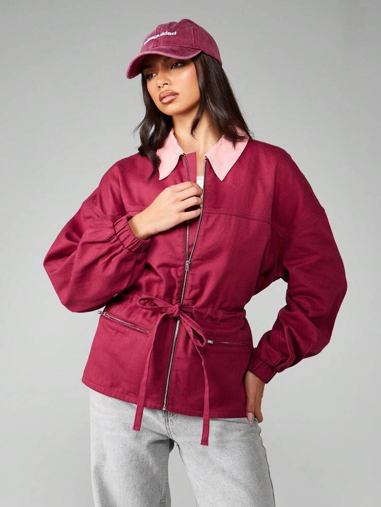 MISSGUIDED Kurtka typu bomber z dopasowaną talią i kontrastowym różowym kołnierzykiem. Modny element garderoby z bawełny. Odzież wierzchnia na jesień i zimę. Odzież uliczna z zamkiem błyskawicznym z przodu.