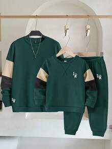 SHEIN 2 件儿童男童休闲针织袖拼布圆领长袖运动衫和裤子套装，适合通勤、学校、休闲、学院、生日派对、晚会、婚礼、洗礼、返校、日常穿着、旅行、运动、秋冬、羊毛、加厚 - 墨綠色 - 查看 7