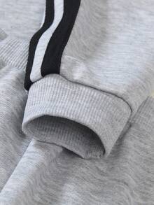 SHEIN Genkimix Kids 2 件套男童套装，休闲百搭拼接黑色条纹插肩袖灰色套头衫和运动裤组合，小男孩服装/幼儿男孩秋季服装 - 灰色 - 查看 5