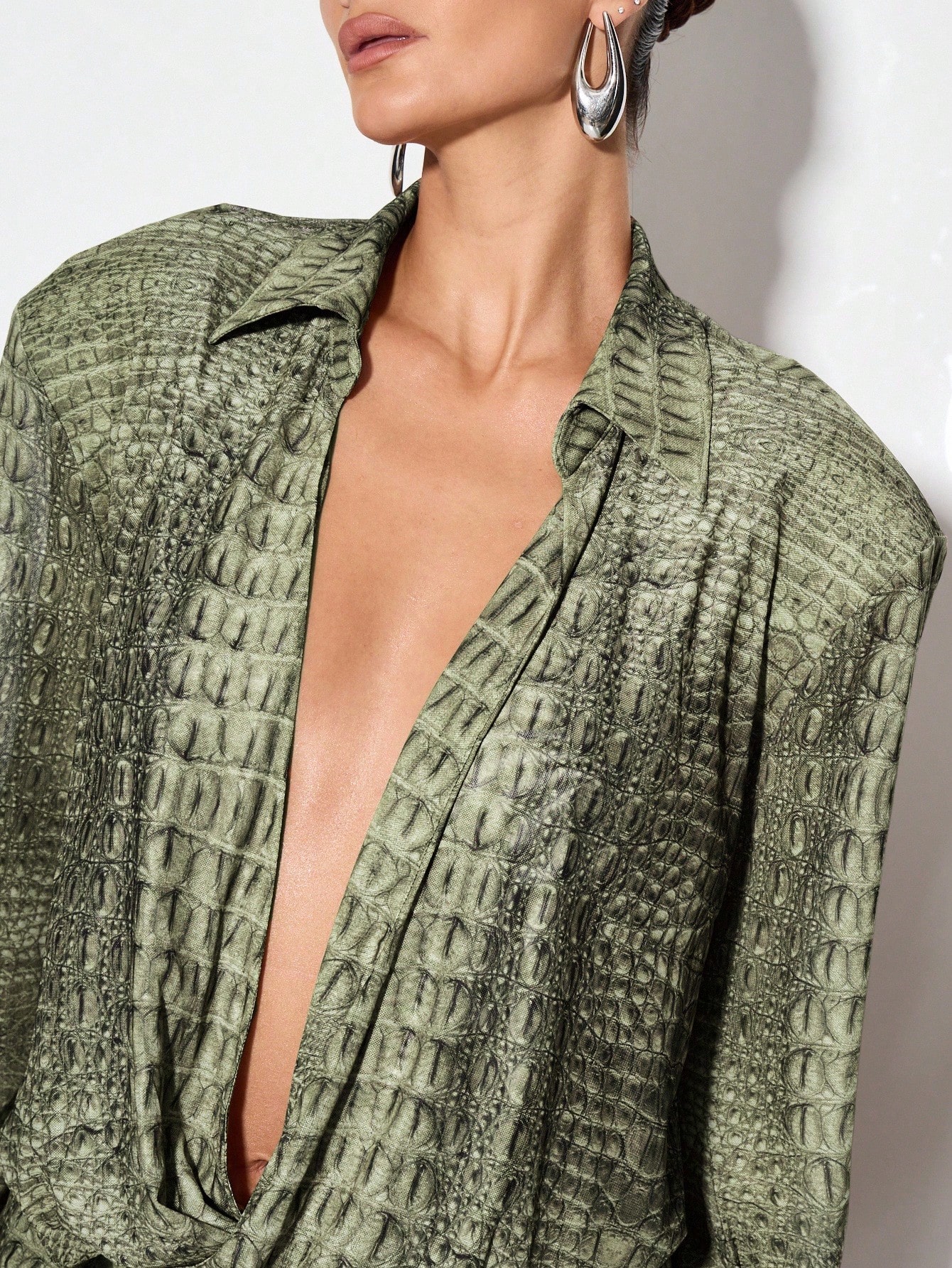 KIZN Body drappeggiato con collo alto e gambe allacciate