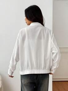 SHEIN PETITE Chaqueta regular de mujer tejida en blanco con patrón bordado en el pecho, versión OVERSIZE para salidas casuales