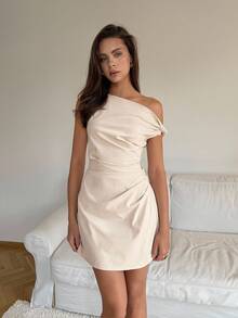 SHEIN Tall 全新不对称肩部褶饰腰部修身迷你杏色连衣裙 - 杏色 - 查看 1