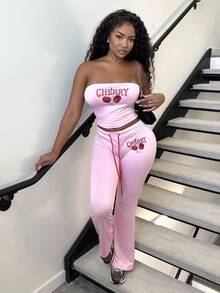 Alexandranx Nouveau ensemble 2 pièces printemps/été 2025 : Top court tube sans manches avec imprimé lettres anglaises rétro et fruits cerises rose, et pantalon moulant évasé taille élastique avec liens à nouer cerise. Style bohème, décontracté, sexy et doux pour festivals de musique, plage et vacances. - Rose bonbon - Voir 5