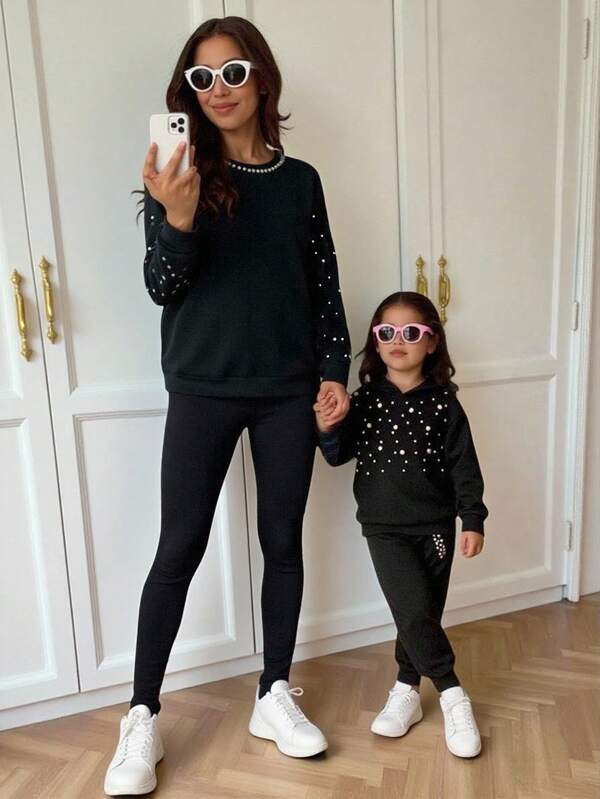 SHEIN Trainingsanzug-Set für Tween-Mädchen, neues schwarzes Outfit, schwarzes Sweatshirt mit Nieten, Nietendesign, passende schwarze Hose mit Taschen, modisch und bequem, lässig, passend für Mama und mich