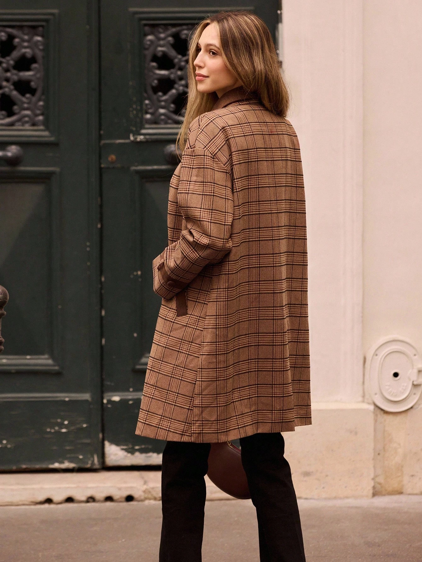 Cappotto stile vintage a quadri per autunno inverno con colletto a contrasto e dettagli di bottoni