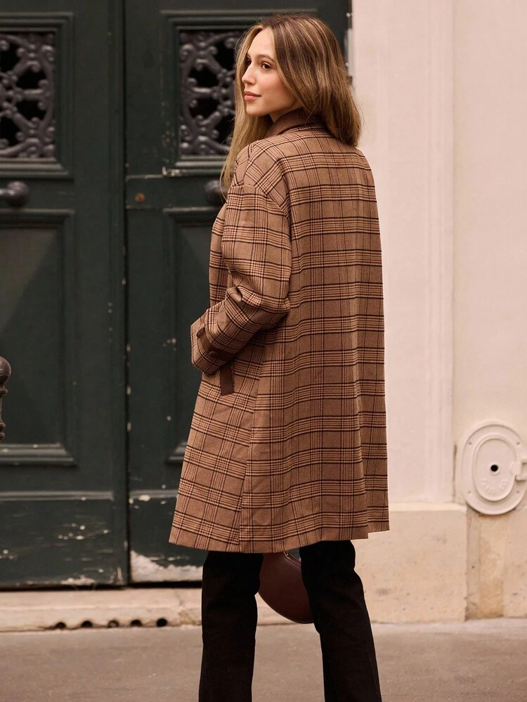 Abrigo con estampado de cuadros de estilo vintage para otoño e invierno con cuello de cordón en contraste y detalles de botones