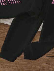 SHEIN Playful Pals Set de 2 piezas de sudadera con capucha y pantalón de chándal con estampado de letras negro casual para niñas pequeñas, conjunto deportivo para niñas pequeñas, ropa deportiva para niños pequeños, conjunto de sudadera con capucha negra para niños pequeños, conjunto de sudadera con capucha y pantalón de chándal para bebés, conjunto de otoño/invierno para niñas pequeñas