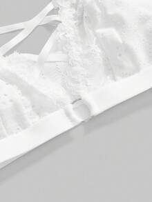 ROMWE Goth Sutiã Bralette Casual de Uso Diário com Renda Floral, Alças Cruzadas e Triângulo Metálico - Branco - Visão 3