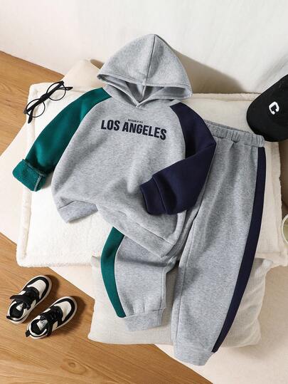 SHEIN Bộ 2 quần nỉ chui đầu mềm mại, thoải mái, phong cách sinh viên thường ngày cho bé trai, họa tiết tiếng Anh, đa năng, phù hợp mặc hàng ngày, đi học, đi chơi, thể thao, mùa thu/đông, thích hợp mặc đi học, thích hợp mặc đi chơi, thích hợp mặc vào mùa tựu trường, thích hợp mặc khi mặc trong trang phục thường ngày, thích hợp mặc trong tiệc Giáng sinh, thích hợp mặc trong các hoạt động xã hội